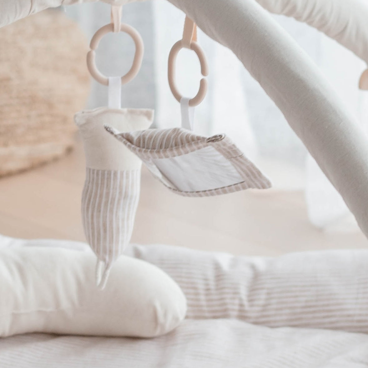 Hanging Sensory Mirror | Lined Linen