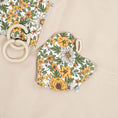 Load image into Gallery viewer, Round Water Resistant Travel Mat Bundle | Vintage Floral
