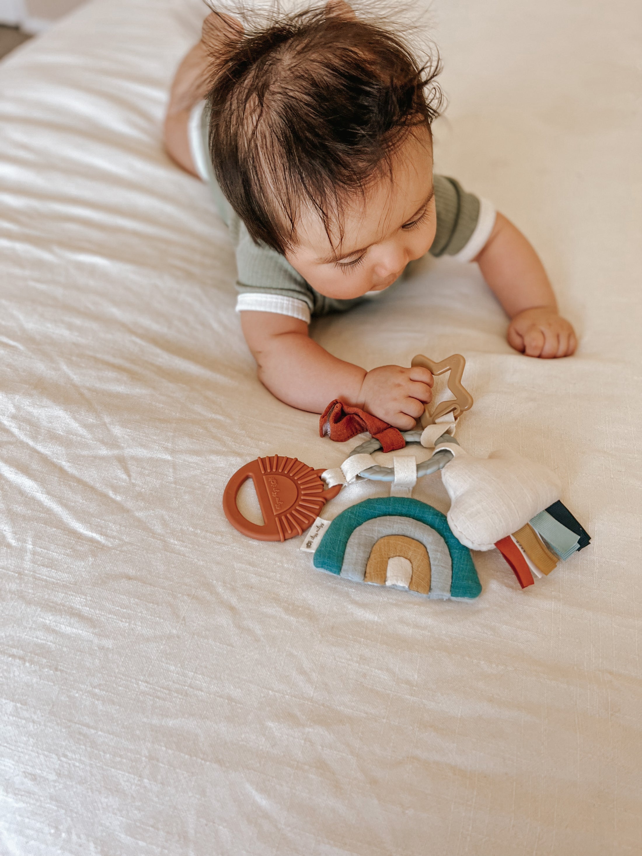 Bitzy Busy Teething Ring | Rainbow